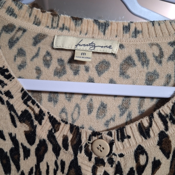 Leopard Print Women's Sweater Size M - Picture 3 of 7